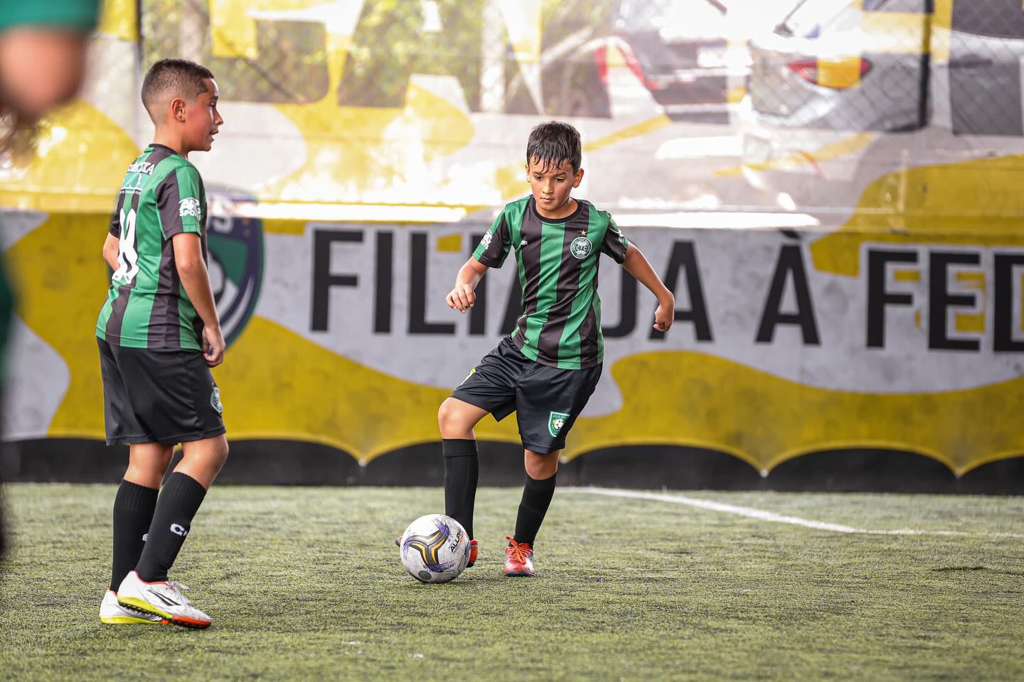 Alunos comemorando em campo